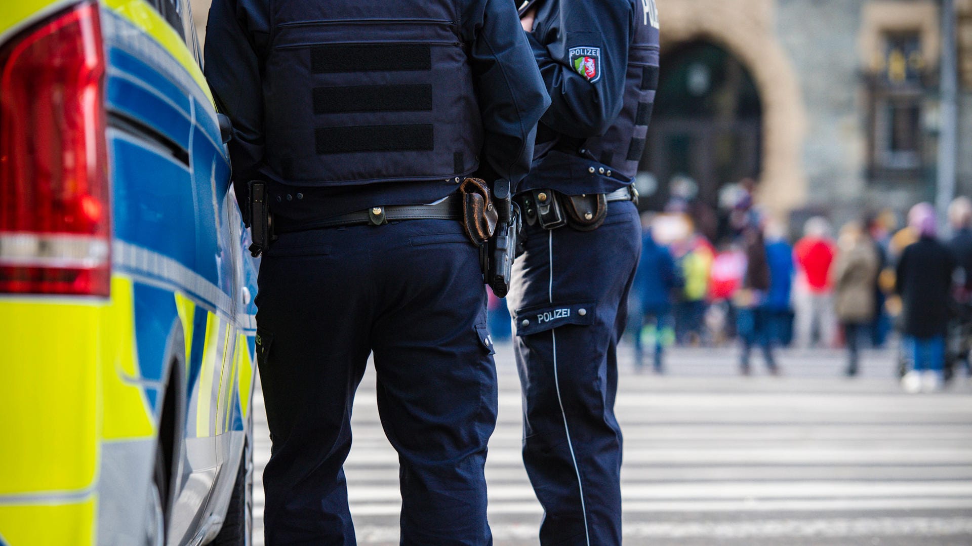 Polizeipräsenz bei einer Kundgebung zum Ukraine-Krieg (Symbolbild): Die Straftaten gegen Menschen mit russischen Wurzeln nehmen zu.