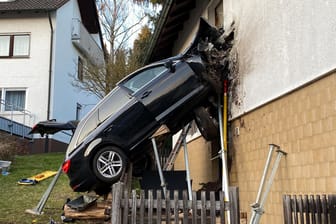 Das Auto hängt in der Hauswand: Ein Mann kam bei dem Unfall ums Leben.