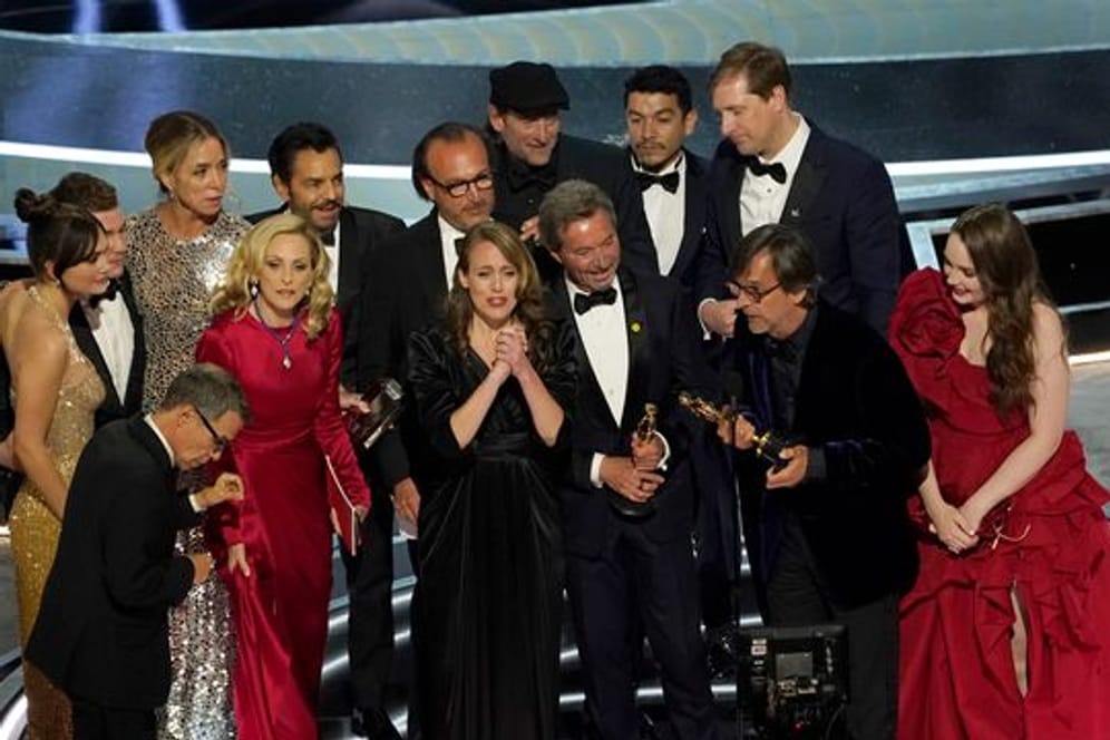 Die Darsteller und die Crew von "Coda" nehmen den Preis für den besten Film entgegen.