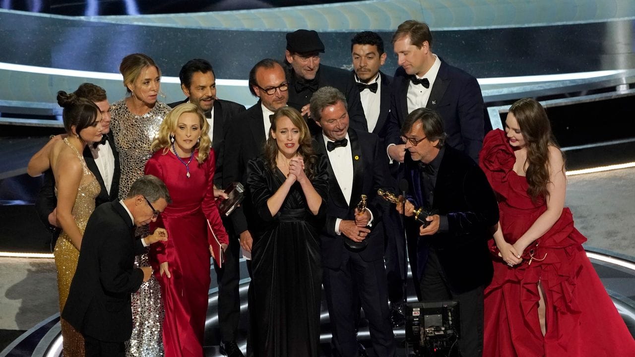 Die Darsteller und die Crew von "Coda" nehmen den Preis für den besten Film entgegen. Die Darsteller und die Crew von "Coda" nehmen den Preis für den besten Film entgegen.