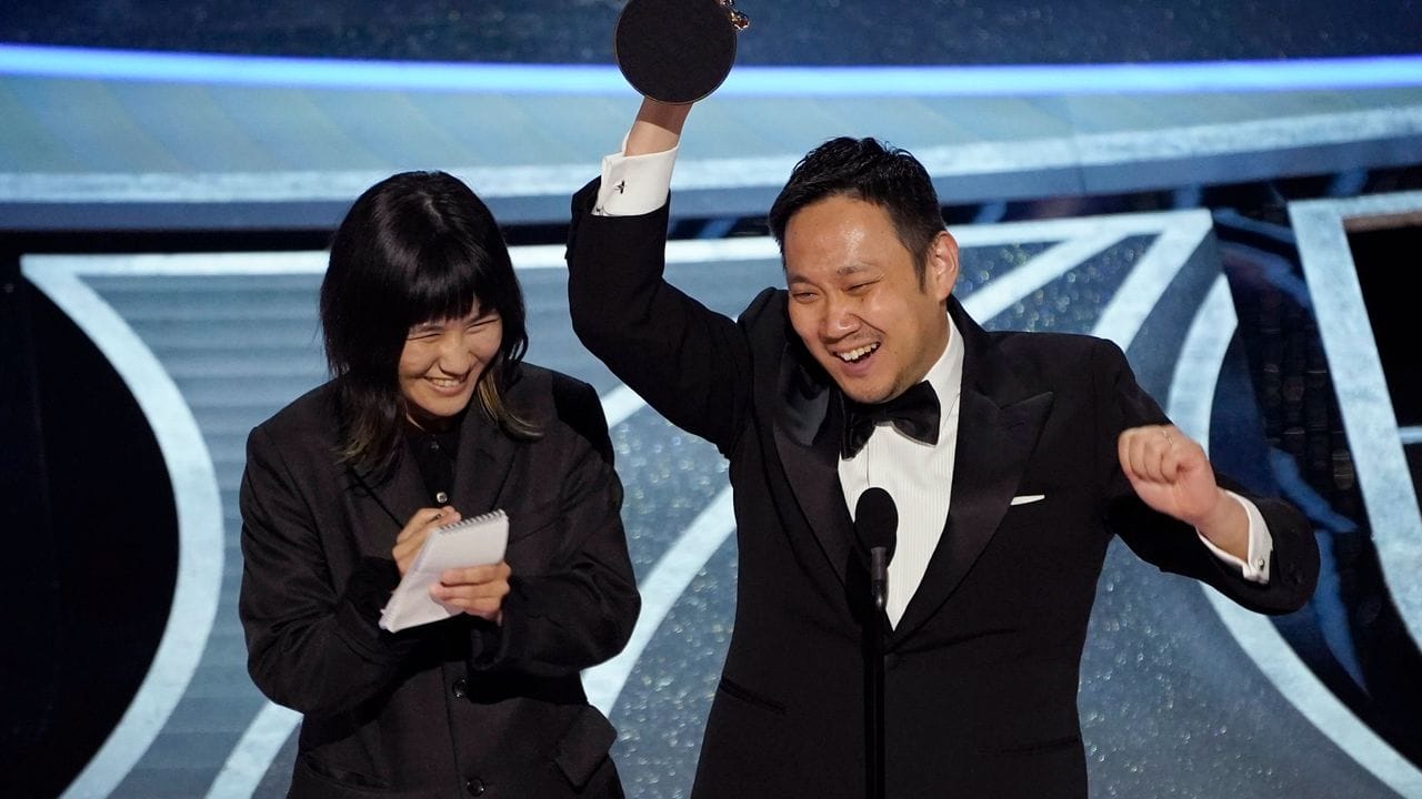 Regisseur Ryusuke Hamaguchi freut sich über den Auslands-Oscar. Regisseur Ryusuke Hamaguchi freut sich über den Auslands-Oscar.