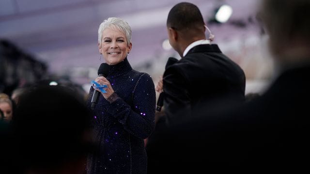 Jamie Lee Curtis hält ein blaues Band zur Unterstützung von Flüchtlingen aus der Ukraine hoch.