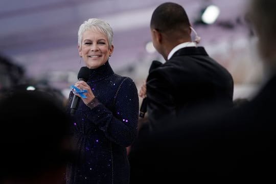 Jamie Lee Curtis hält ein blaues Band zur Unterstützung von Flüchtlingen aus der Ukraine hoch.