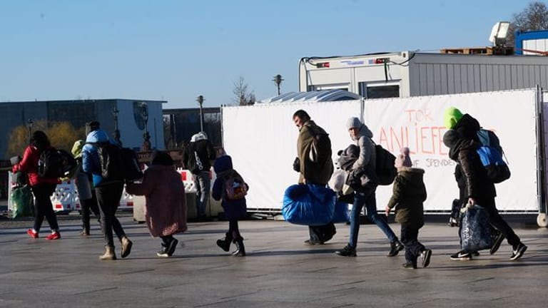 Flüchtlinge aus der Ukraine kommen im März in Berlin an. CDU-Chef hatte einigen von ihnen "Sozialtourismus" vorgeworfen.
