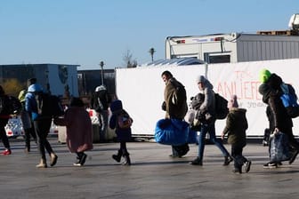 Flüchtlinge aus der Ukraine kommen im März in Berlin an. CDU-Chef hatte einigen von ihnen "Sozialtourismus" vorgeworfen.