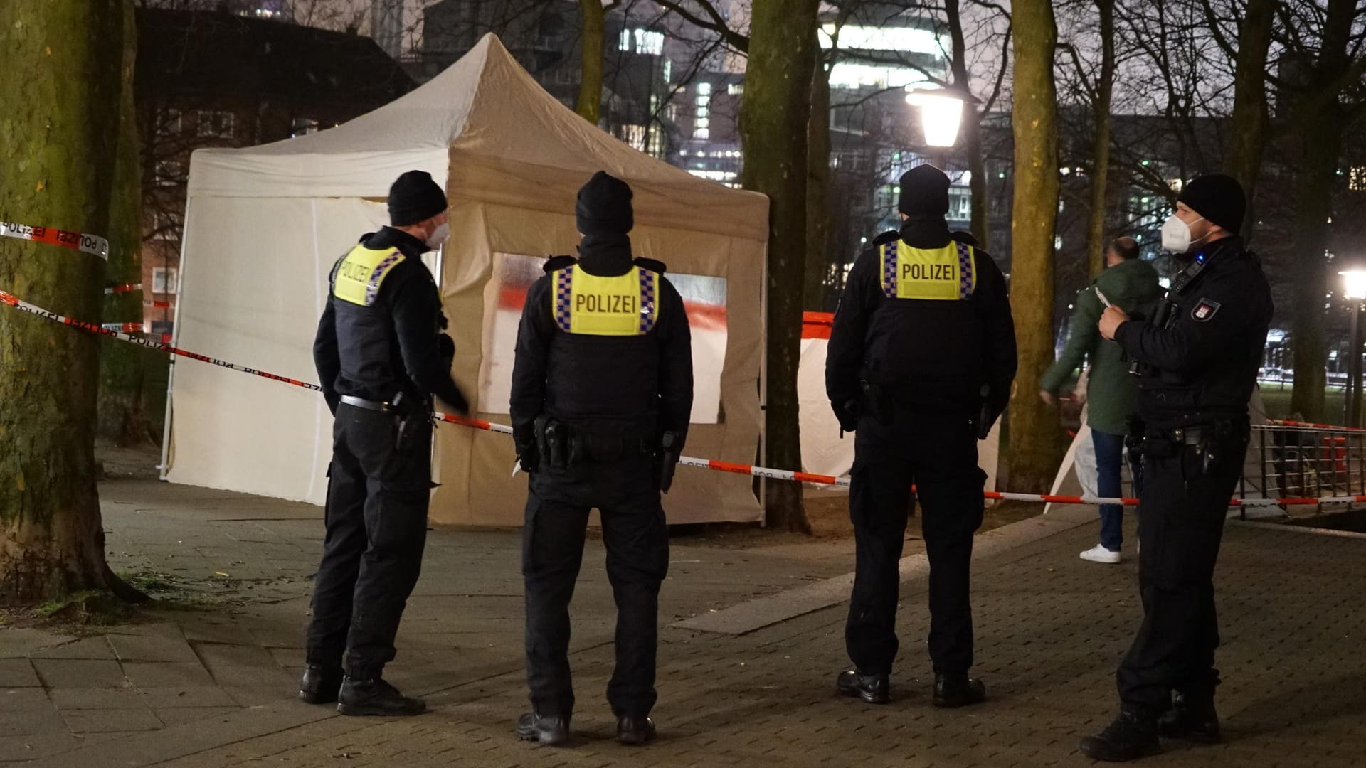 Beamte haben am Tatort ein Zelt aufgebaut: Hier lag der Tote unter einem Baum.