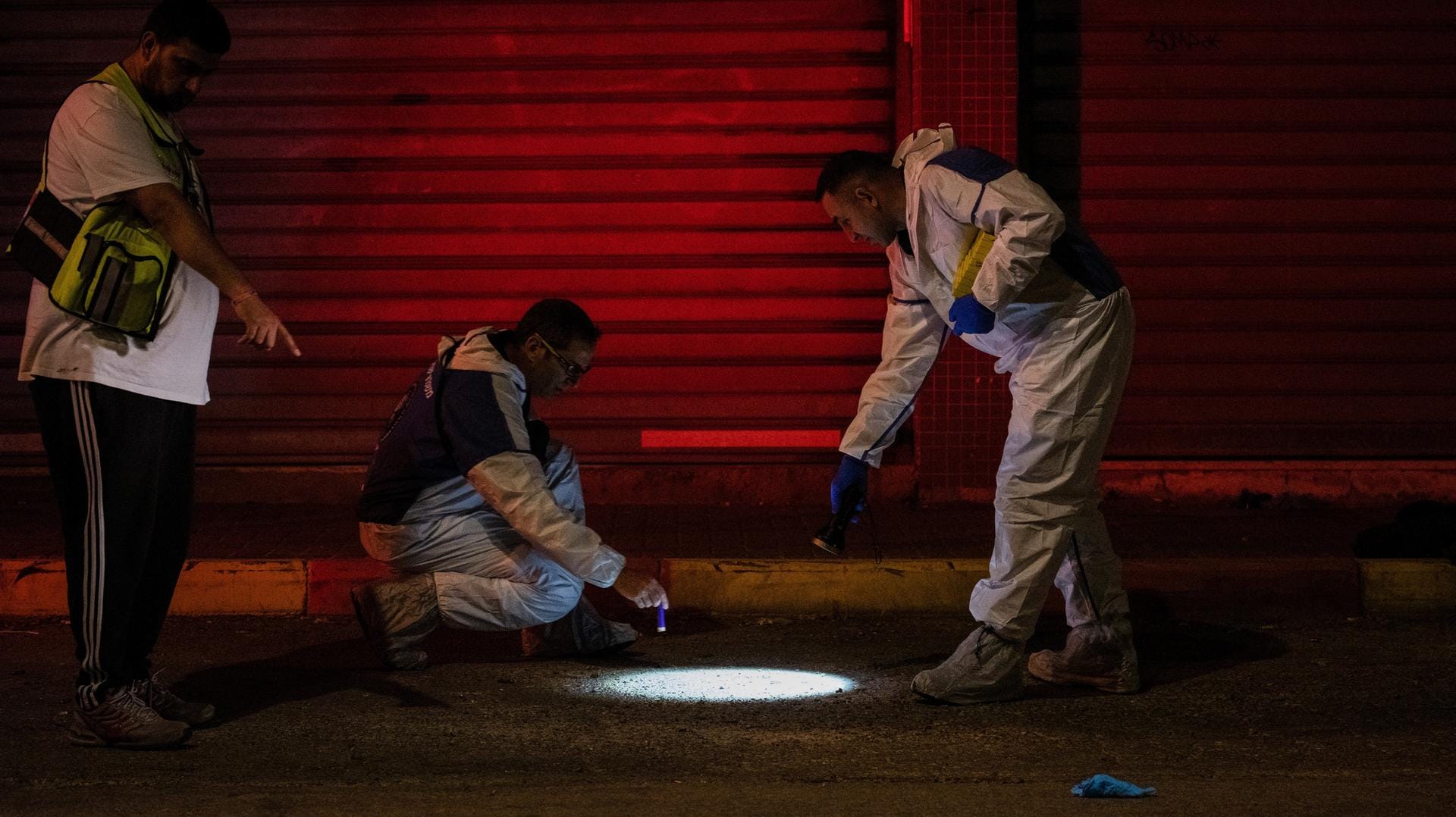 Hadera in Israel: Bei einem mutmaßlichen IS-Angriff sind am Sonntagabend zwei israelische Polizisten getötet und mehrere Menschen verletzt worden.