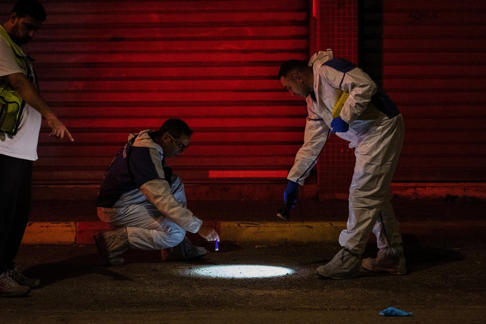 Hadera in Israel: Bei einem mutmaßlichen IS-Angriff sind am Sonntagabend zwei israelische Polizisten getötet und mehrere Menschen verletzt worden.