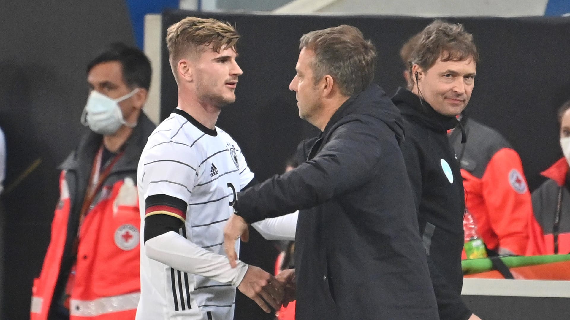 Bundestrainer Hansi Flick wechselt Timo Werner im Spiel gegen Israel aus. Der Chelsea-Stürmer hatte einen Treffer beim 2:0-Sieg erzielt. Rechts beobachtet Co-Trainer Marcus Sorg die Szene.