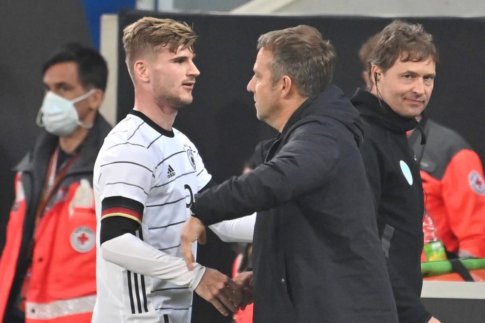Bundestrainer Hansi Flick wechselt Timo Werner im Spiel gegen Israel aus. Der Chelsea-Stürmer hatte einen Treffer beim 2:0-Sieg erzielt. Rechts beobachtet Co-Trainer Marcus Sorg die Szene.