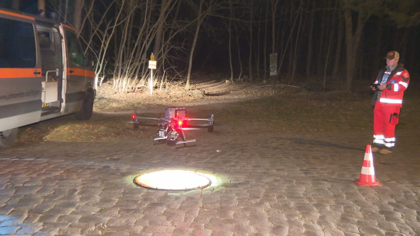 Drohnenpilot bei der Arbeit: Auch die Suche aus der Luft mit Wärmebildkameras blieb bisher erfolglos.