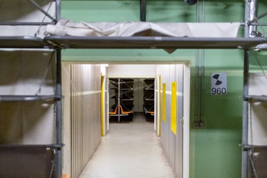 Der Aufenthalts- und Schlafraum im ABC-Bunker unter dem Hauptbahnhof in Nürnberg (Archivbild): In Bayern gibt es derzeit 150 Schutzräume.