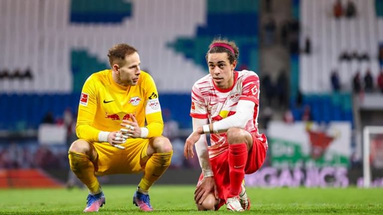 Haben sich bei Spielen ihrer Nationalteams verletzt: Der Däne Yussuf Poulsen (r) und der ungarische Torwart Peter Gulacsi.