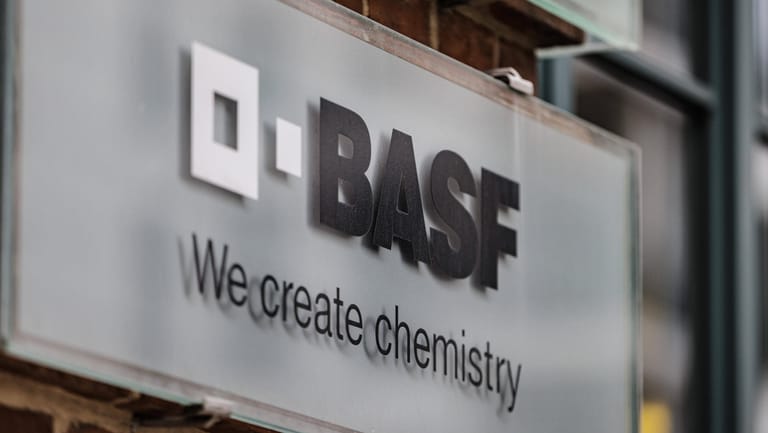 Das Logo von BASF: Die Papiere des Chemiekonzerns verzeichneten am Montagmorgen deutliche Gewinne.