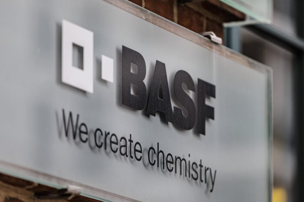 Das Logo von BASF: Die Papiere des Chemiekonzerns verzeichneten am Montagmorgen deutliche Gewinne.