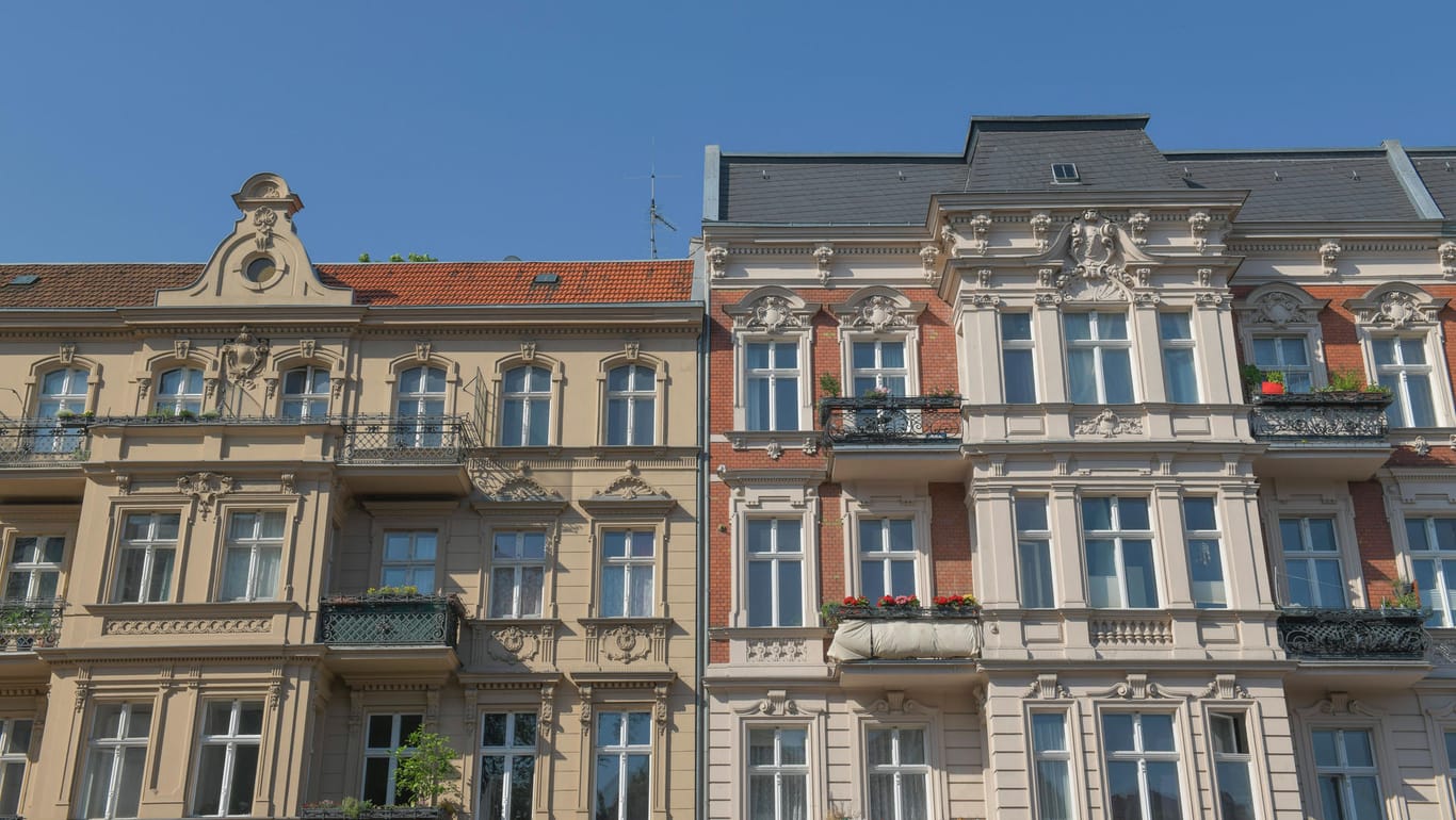 Ein modernisierter Altbau in Berlin (Symbolbild): In den Großstädten sind Wohnungen in solchen Häusern sehr gefragt.