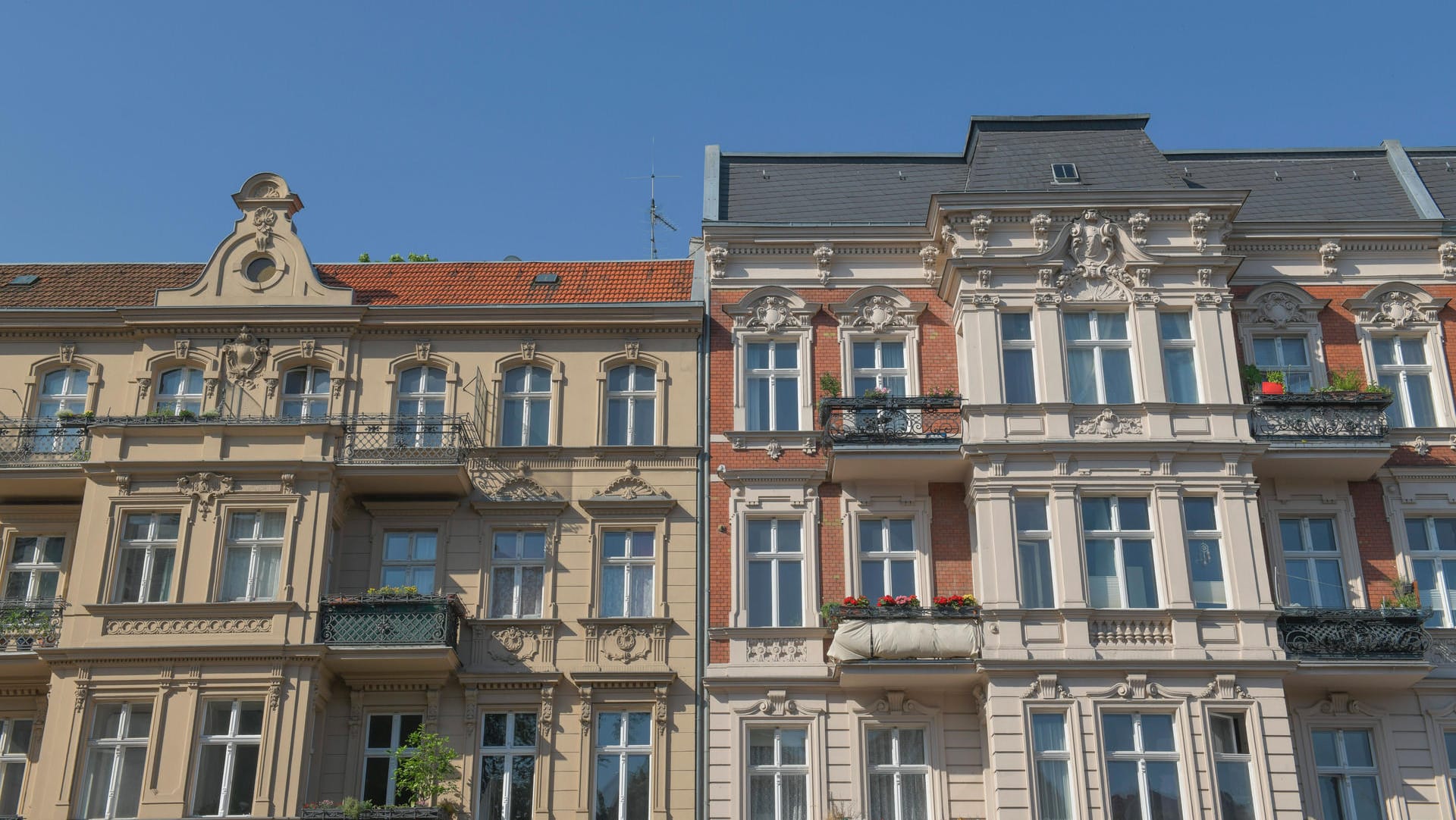 Ein modernisierter Altbau in Berlin (Symbolbild): In den Großstädten sind Wohnungen in solchen Häusern sehr gefragt.