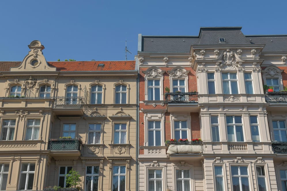 Ein modernisierter Altbau in Berlin (Symbolbild): In den Großstädten sind Wohnungen in solchen Häusern sehr gefragt.