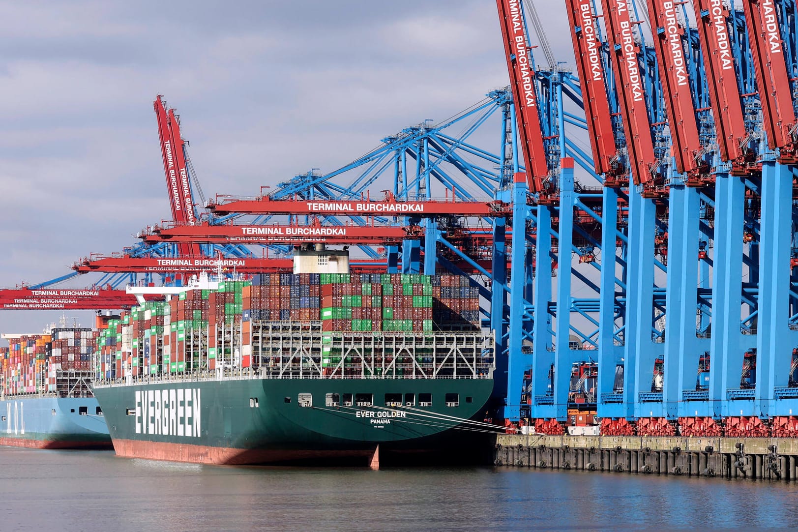 Ein Containerschiff im Hamburger Hafen (Symbolbild): Die Exporte Deutschlands dürften in den kommenden Monaten sinken. Ein Containerschiff im Hamburger Hafen (Symbolbild): Die Exporte Deutschlands dürften in den kommenden Monaten sinken.