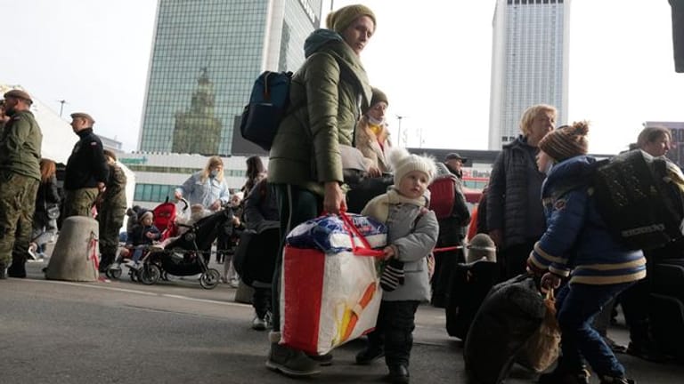 Ukrainische Flüchtlinge am Hauptbahnhof in Warschau.