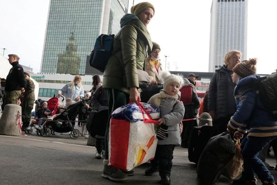 Ukrainische Flüchtlinge am Hauptbahnhof in Warschau.