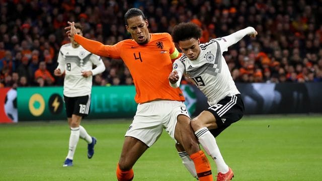 Leroy Sané (r) gewann mit der DFB-Elf 2019 in Amsterdam gegen die Niederlande mit Virgil Van Dijk.