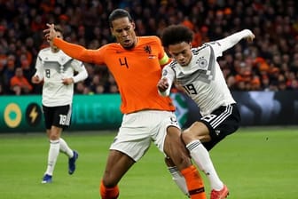 Leroy Sané (r) gewann mit der DFB-Elf 2019 in Amsterdam gegen die Niederlande mit Virgil Van Dijk.