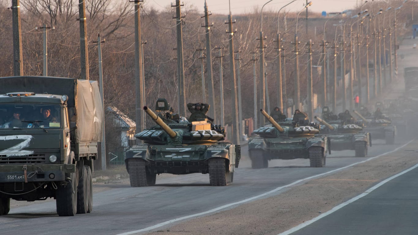 Eine Kolonne russischer Panzer und Lkw in der Region Mariupol, Ukraine (Archivbild): Prominent zu sehen ist das weiße "Z" als Erkennungszeichen.