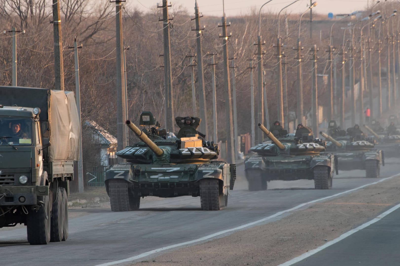 Eine Kolonne russischer Panzer und Lkw in der Region Mariupol, Ukraine (Archivbild): Prominent zu sehen ist das weiße "Z" als Erkennungszeichen.