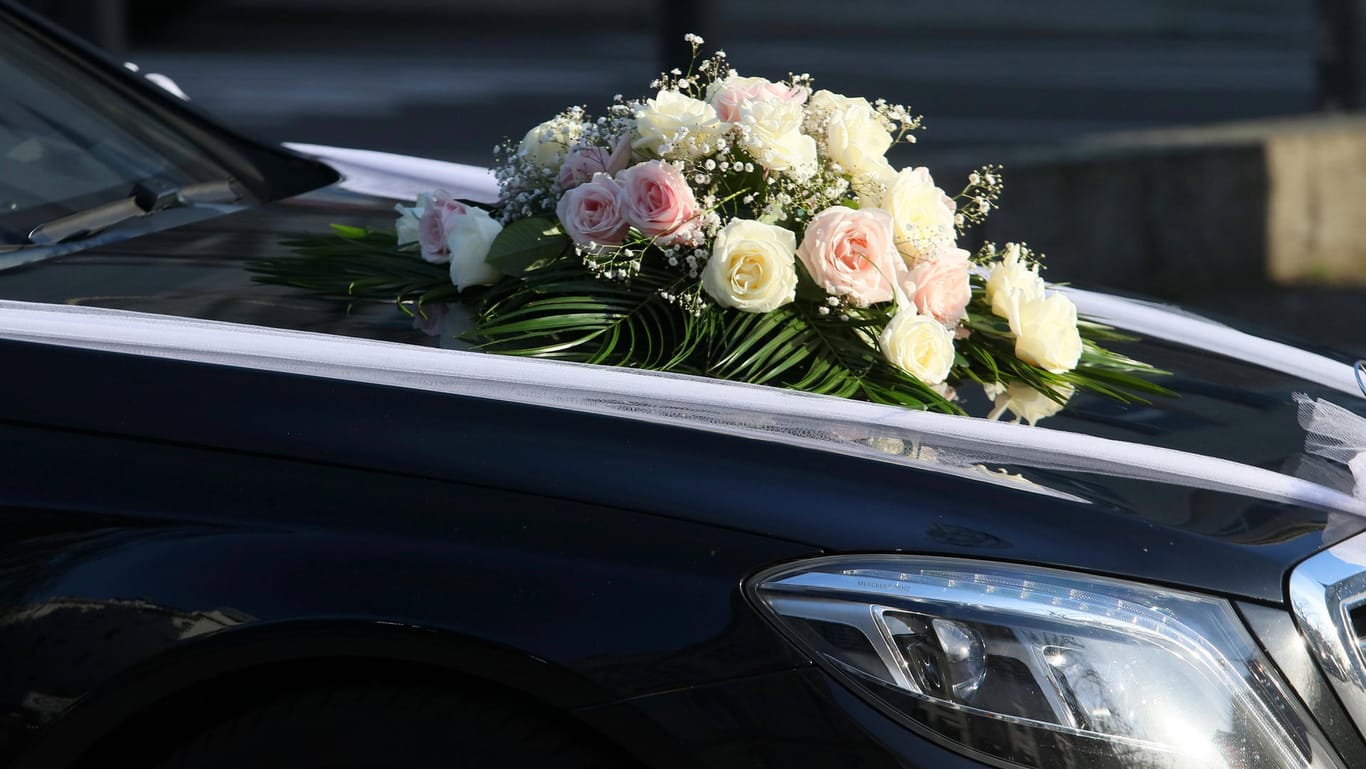 Geschmücktes Auto in einem Hochzeitskorso (Symbolbild): In Bremen zündeten Korso-Teilnehmer Pyrotechnik.