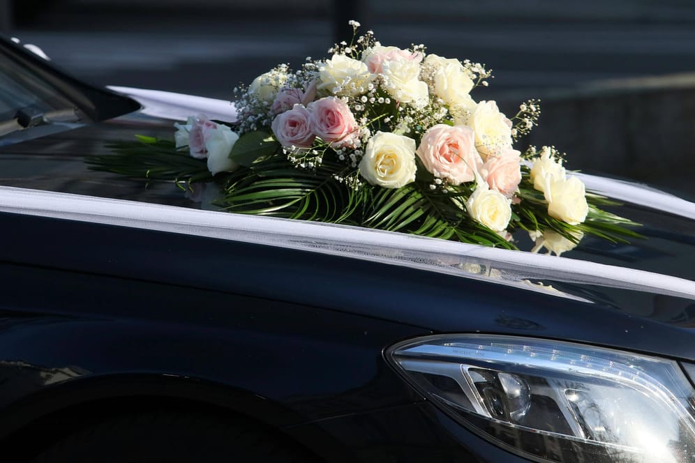 Geschmücktes Auto in einem Hochzeitskorso (Symbolbild): Am Wochenende hat die Polizei gleich zwei Hochzeitsgesellschaften gestoppt, die auf der A81 den Verkehr behinderten.