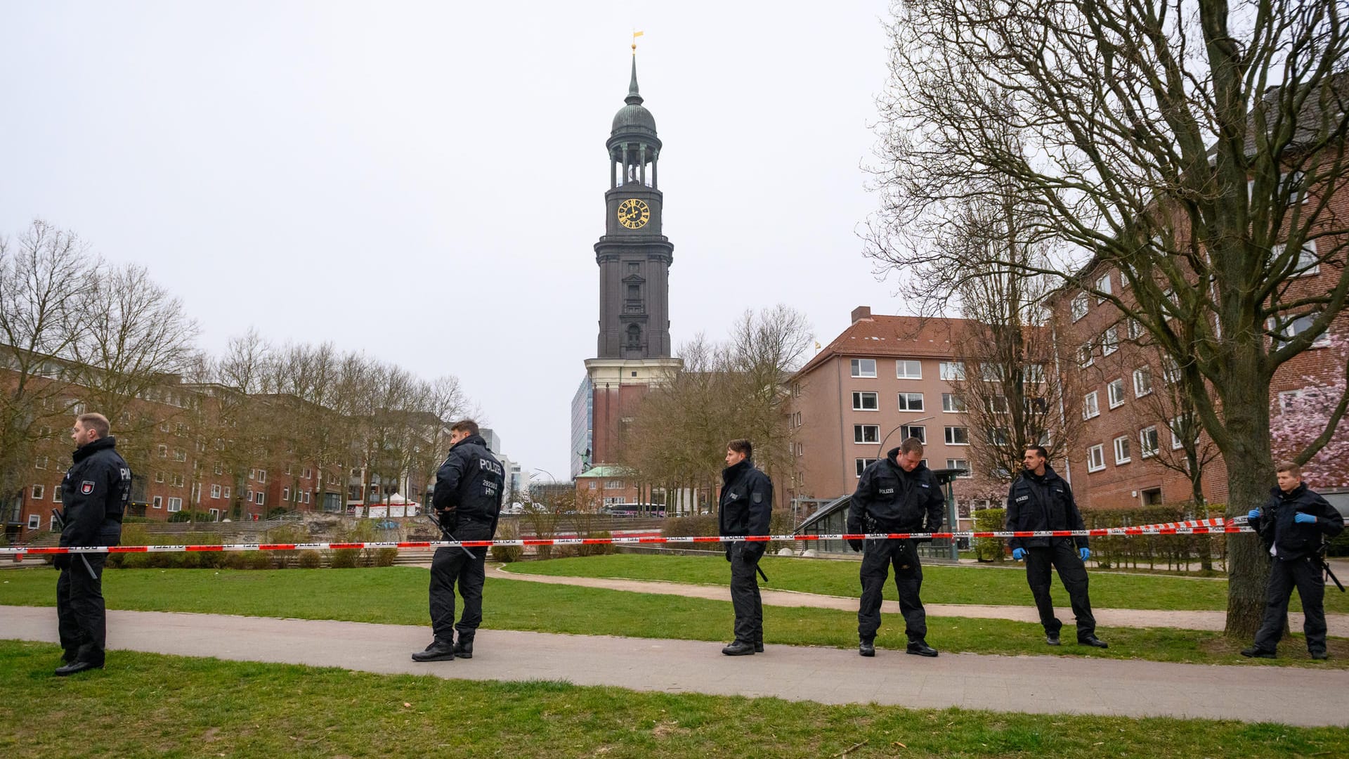 Bereitschaftspolizisten suchen die weiträumig abgesperrte Michelwiese ab: Die Mordkommission ermittelt.