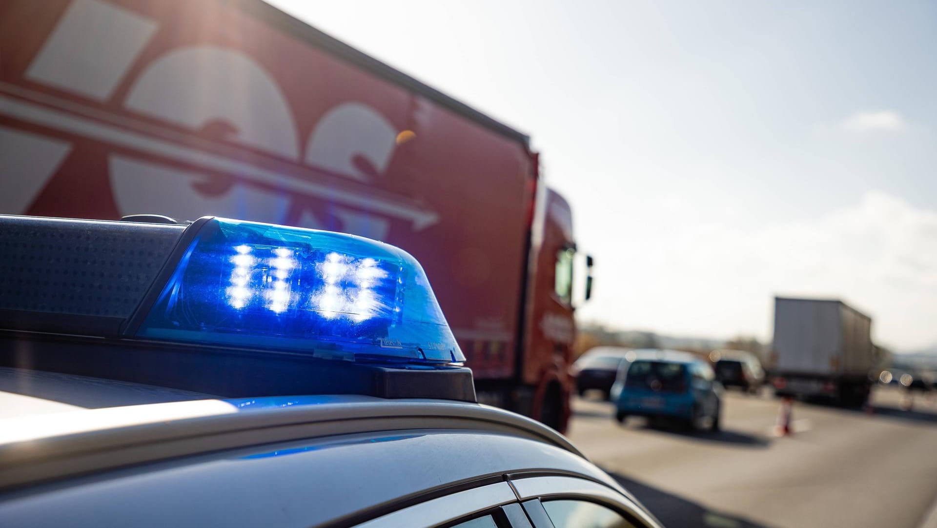 Blaulicht auf der Autobahn (Symbolfoto): Die A3 Richtung Köln ist nach einem Unfall mit drei Lkw gesperrt. Blaulicht auf der Autobahn (Symbolfoto): Die A3 Richtung Köln ist nach einem Unfall mit drei Lkw gesperrt.