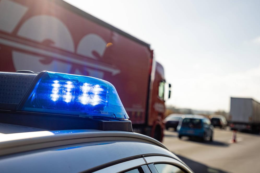Blaulicht auf der Autobahn (Symbolfoto): Die A3 Richtung Köln ist nach einem Unfall mit drei Lkw gesperrt.