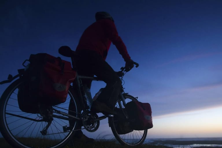 Fahrradfahrer mit viel Gepäck: Radreisen liegen nicht nur ökologisch im Trend.