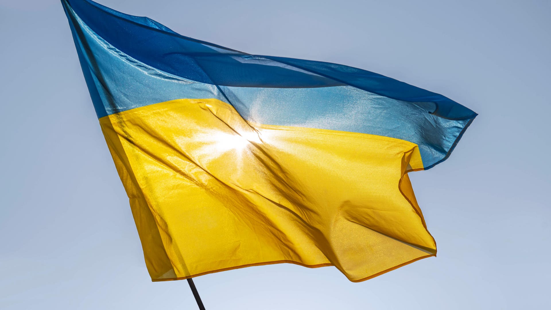 Ukrainische Flagge weht im Wind (Archivbild): Ein Fahnenmast wurde in Brand gesetzt. Ukrainische Flagge weht im Wind (Archivbild): Ein Fahnenmast wurde in Brand gesetzt.