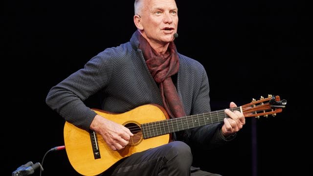 Sting, Musiker aus Großbritannien, sitzt nach der Vorstellung seines Musicals "The last Ship" im Theater Lübeck auf der Bühne.