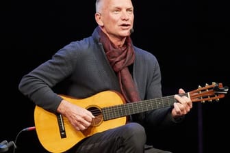Sting, Musiker aus Großbritannien, sitzt nach der Vorstellung seines Musicals "The last Ship" im Theater Lübeck auf der Bühne.