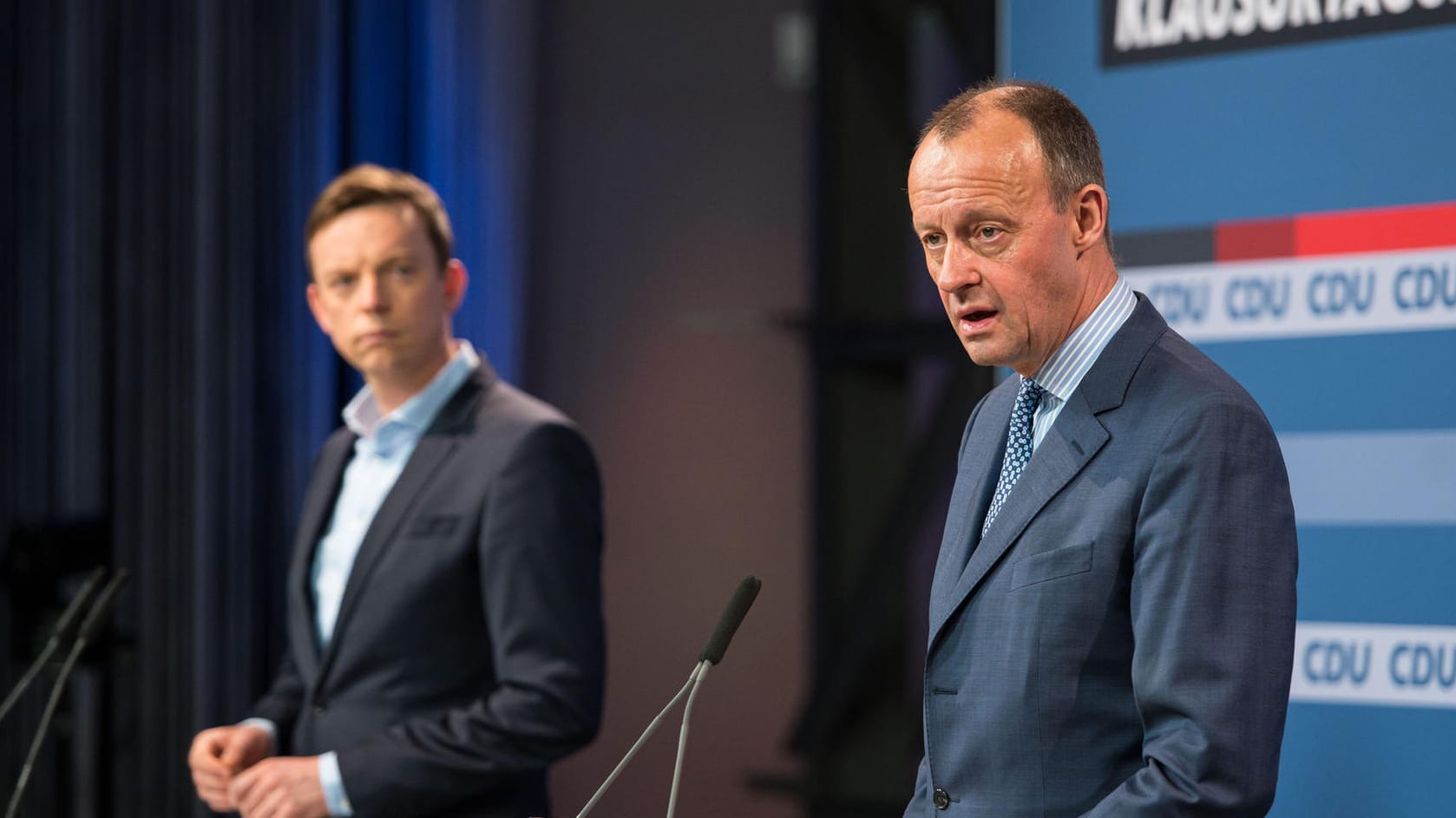 Tobias Hans (l.) und Friedrich Merz: Die Unionsparteien müssen eine konstruktive Oppositionspolitik betreiben, sagt CDU-Poltiker Denis Radtke.