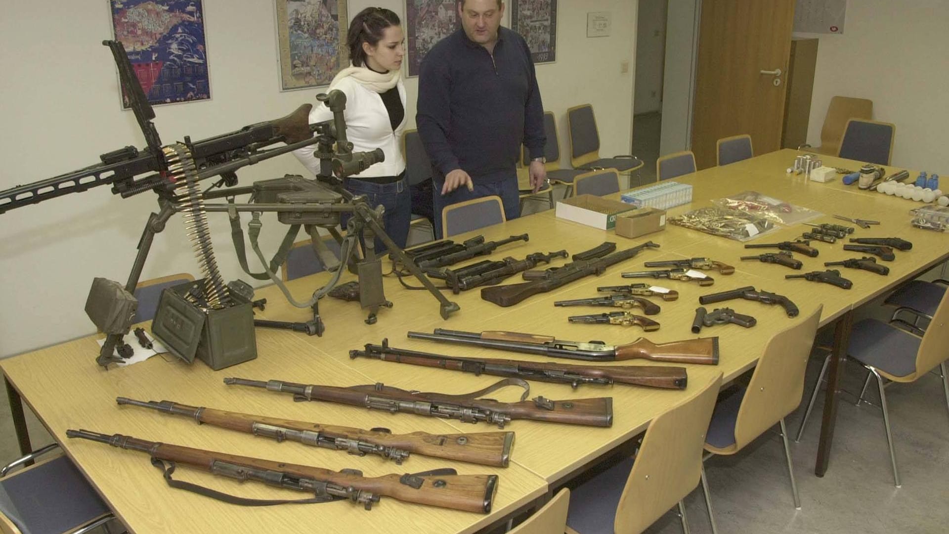 Beschlagnahmte Kriegswaffen (Symbolbild): Nach dem Fund von Kriegswaffen ist ein Offizier aus der Untersuchungshaft entlassen worden. Beschlagnahmte Kriegswaffen (Symbolbild): Nach dem Fund von Kriegswaffen ist ein Offizier aus der Untersuchungshaft entlassen worden.