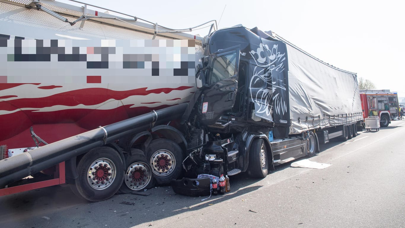 Auffahrunfall auf der Autobahn: Die A3 Richtung Köln ist nach einem Unfall mit drei Lkw gesperrt.
