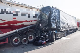 Auffahrunfall auf der Autobahn: Die A3 Richtung Köln ist nach einem Unfall mit drei Lkw gesperrt.