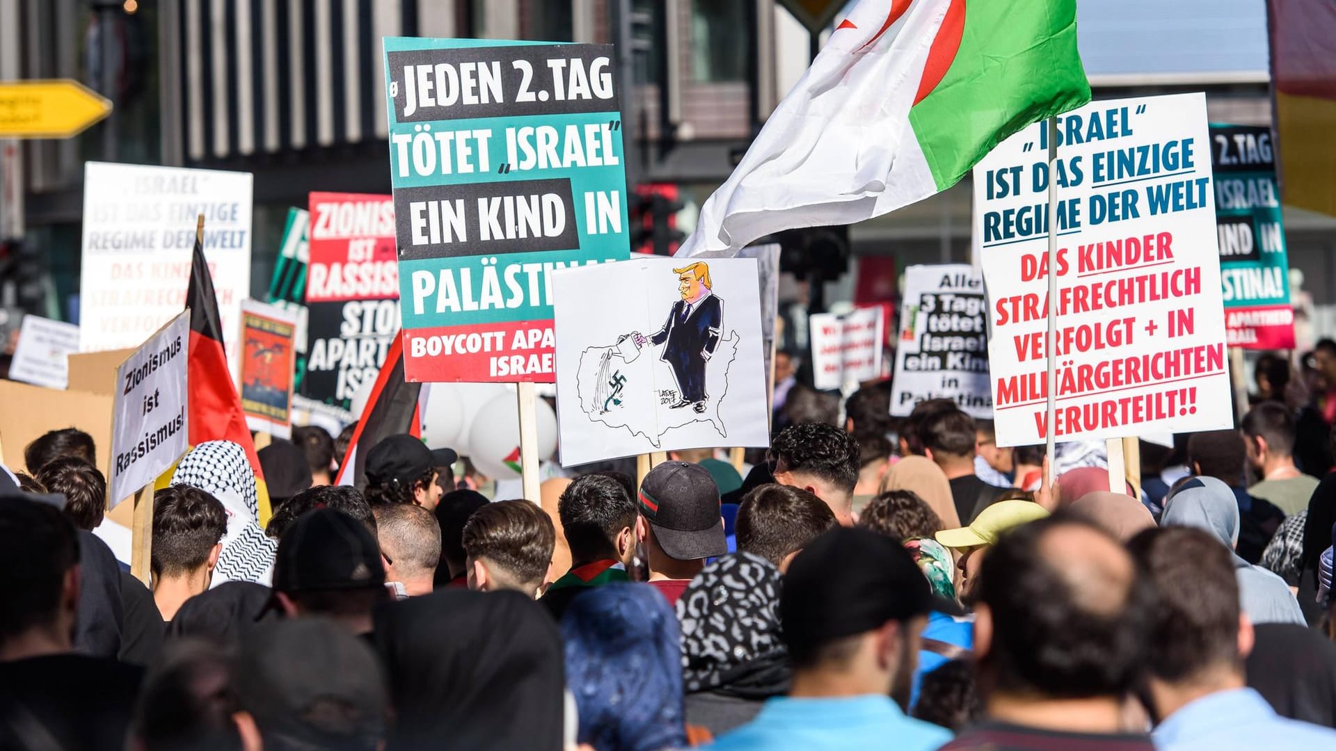 Der Al-Kuds-Marsch im Jahr 2019 (Archivbild): Immer wieder kommt es am Al-Kuds-Tag zu antisemitischen Äußerungen. Der Al-Kuds-Marsch im Jahr 2019 (Archivbild): Immer wieder kommt es am Al-Kuds-Tag zu antisemitischen Äußerungen.