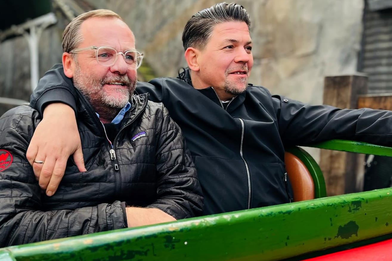 Eine Verschnaufpause, bevor der Starkoch wieder aufbraust: Sepp und Tim Mälzer fahren Bimmelbahn.