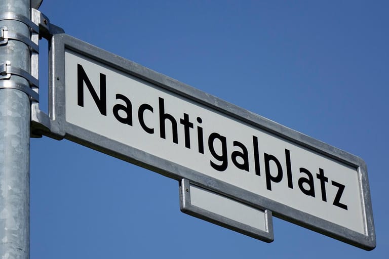 Nachtigalplatz in Berlin: Seit Jahren soll er eigentlich umbenannt werden. Nachtigal war als Reichskommissar ab 1884 an der Gründung deutscher Kolonien in Westafrika maßgeblich beteiligt. Auch in Köln gibt es eine Gustav-Nachtigal-Straße. Wird sie bald umbenannt?