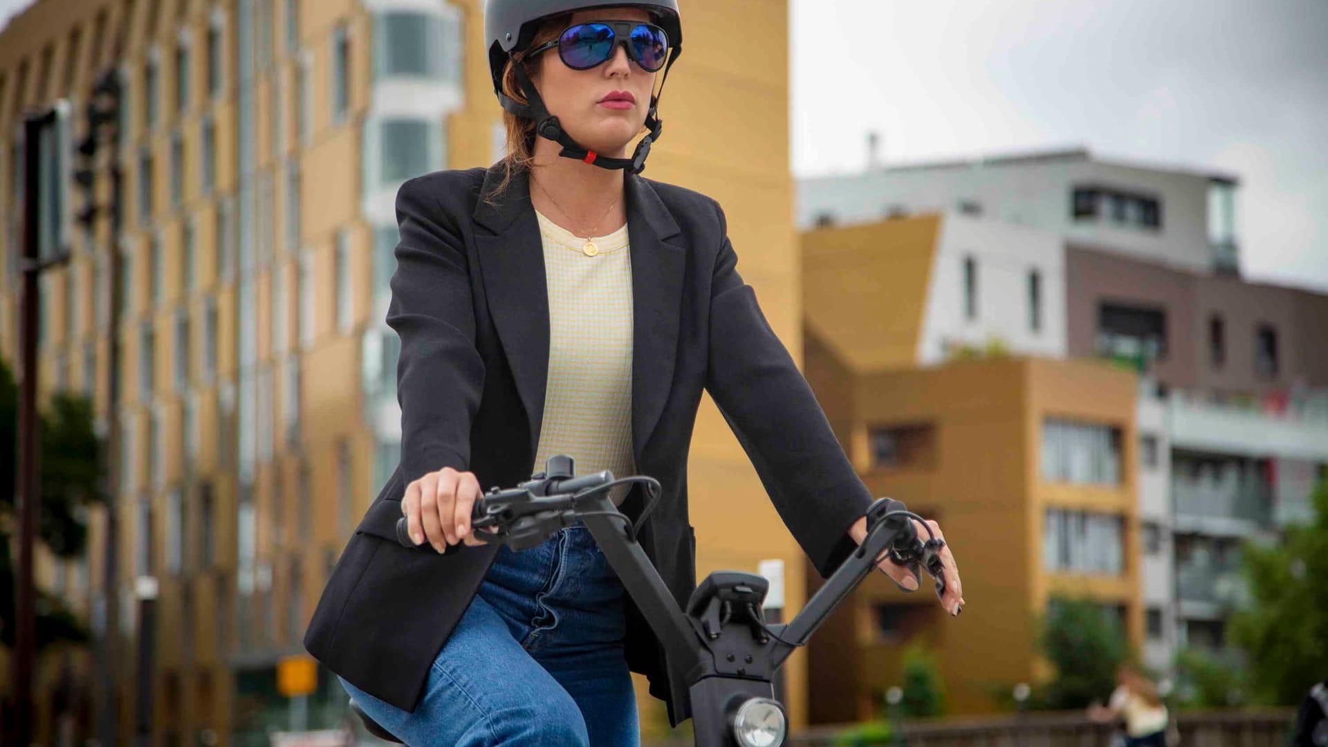 Head-up-Display: Wichtige Infos vom Telefon kann die Sonnenbrille Cosmo Vision direkt ins Blickfeld projizieren.