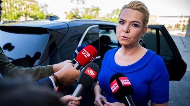 Inger Støjberg steht Journalisten Rede und Antwort (Archivbild).