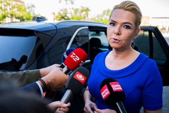 Inger Støjberg steht Journalisten Rede und Antwort (Archivbild).