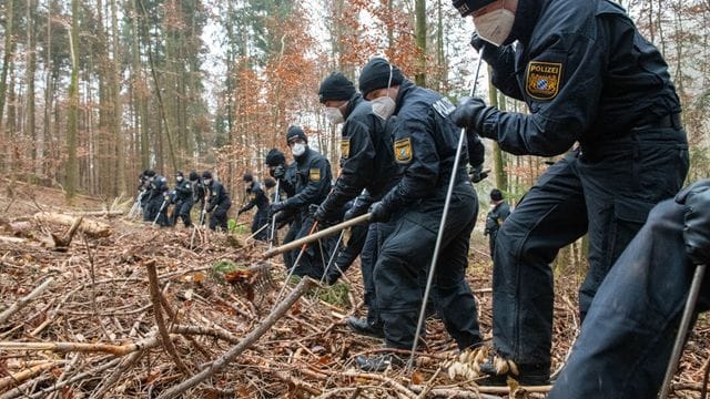 Polizisten durchsuchen ein Waldstück in Kipfenberg. Polizisten durchsuchen ein Waldstück in Kipfenberg.