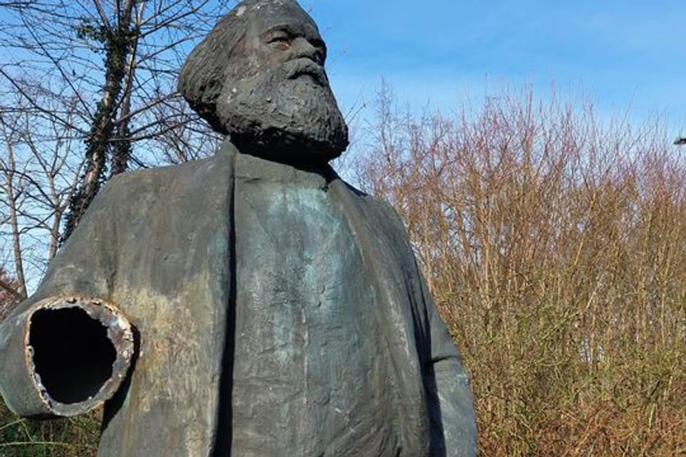 Hand ab bei Marx-Statue